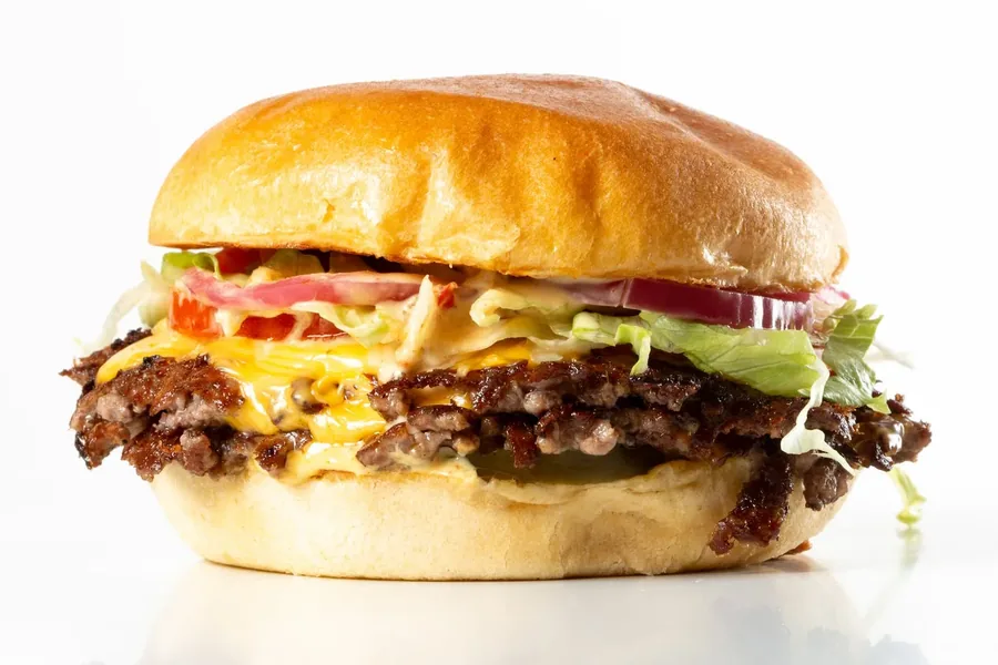 THE CALIFORNIA — burger του SoCal Cantina