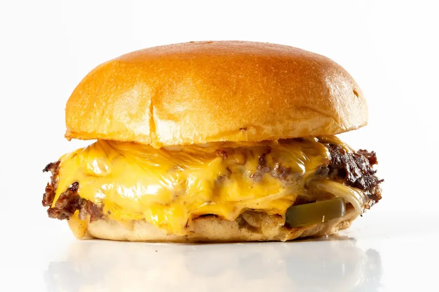 THE SMOKY OKIE — burger του SoCal Cantina