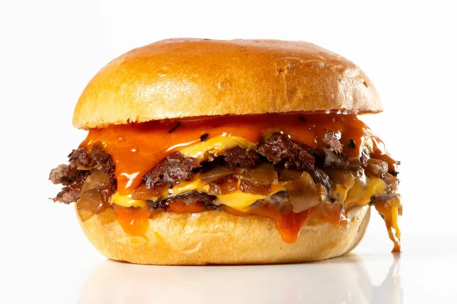 THE DELUXE — burger του SoCal Cantina
