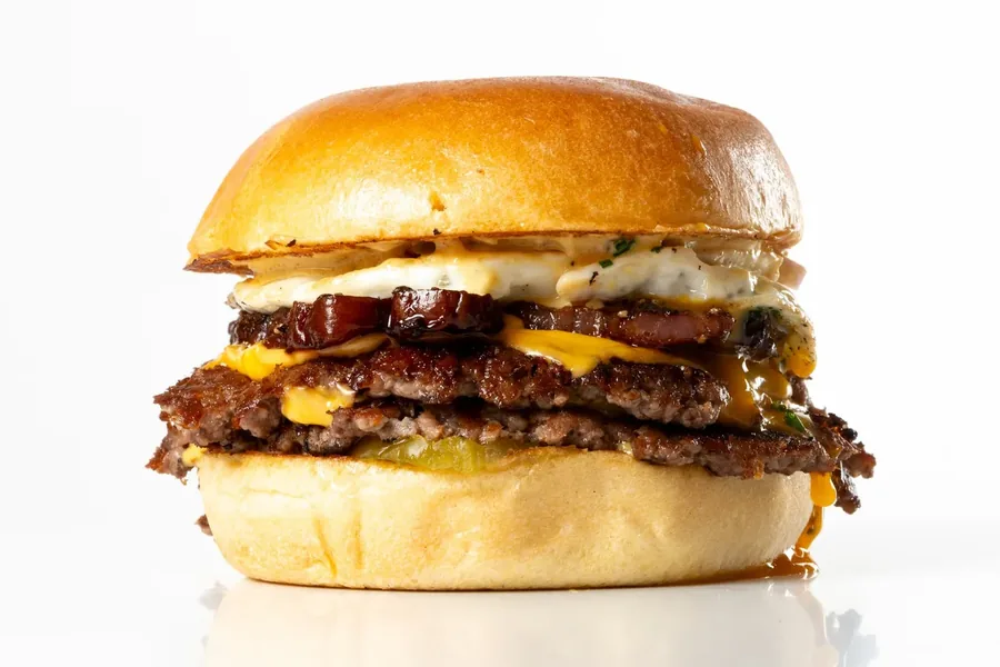 THE ULTIMATE — burger του SoCal Cantina