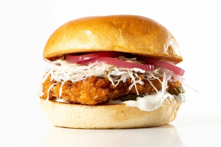 THE CHICKEN KATSU — burger του SoCal Cantina